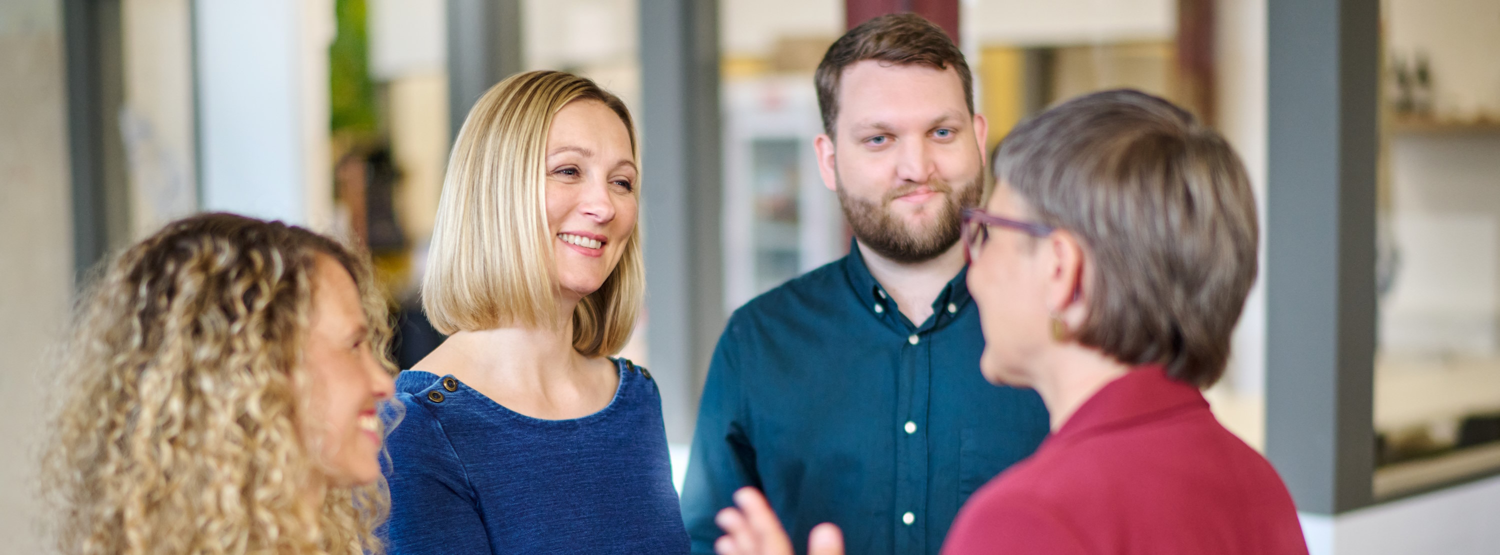 Personen reden freundlich miteinander
