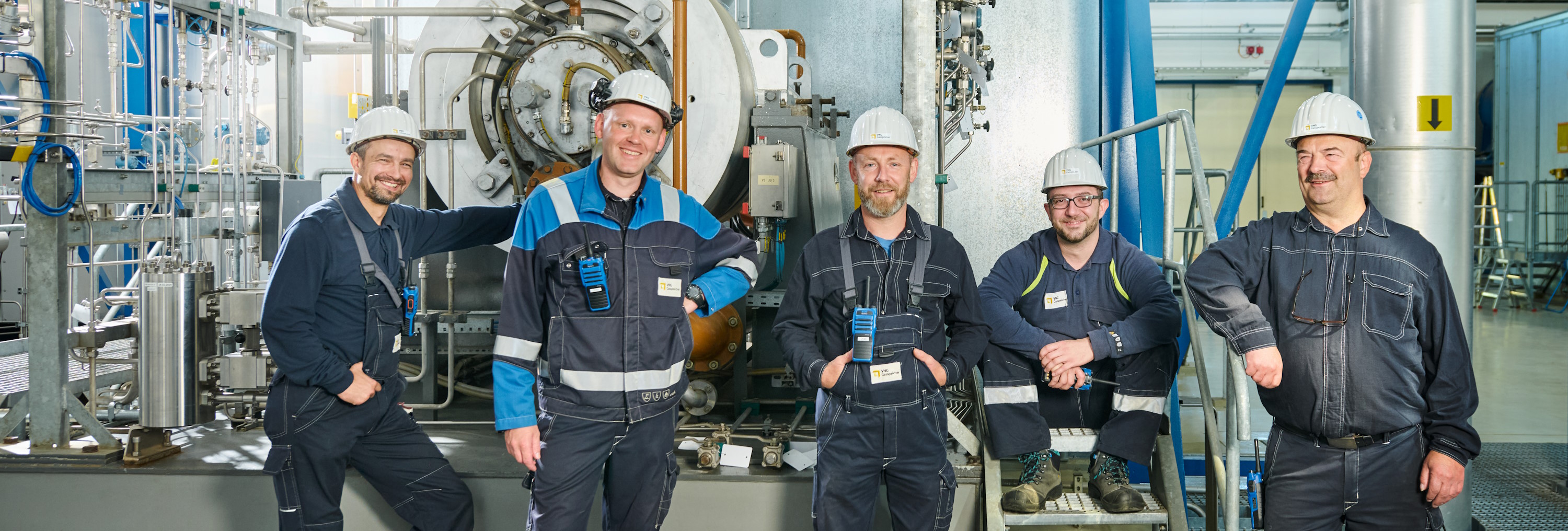 Mitarbeiter schauen freundlich in die Kamera